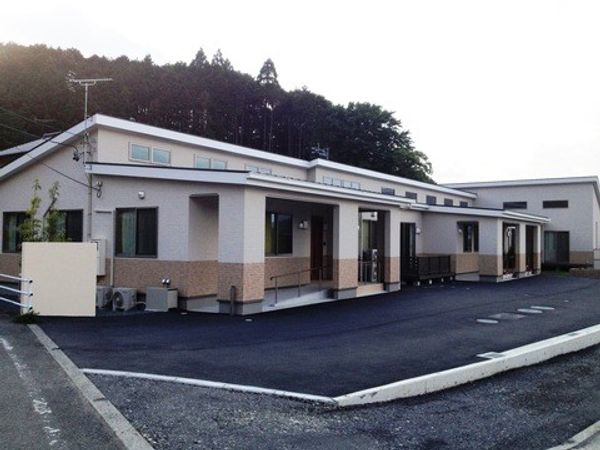 シンプルな建物の外観