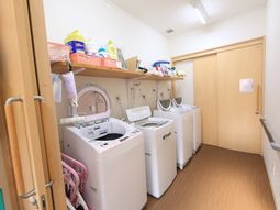 洗濯機と棚がある空間