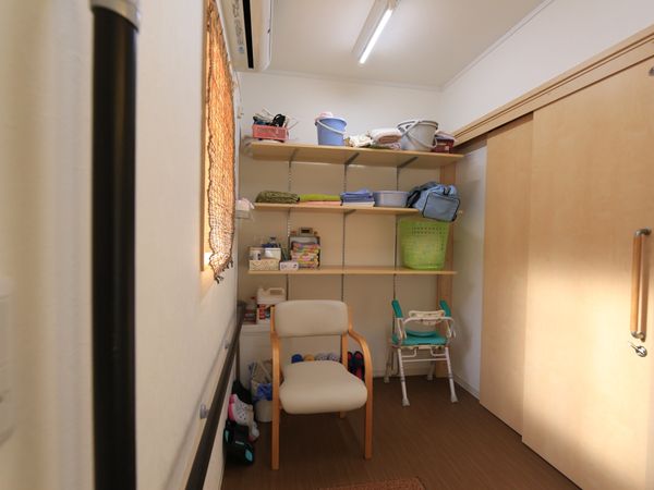 整理棚と椅子のある居室