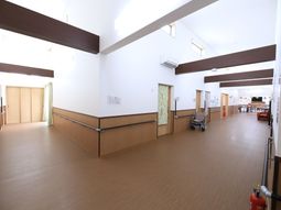 明るい廊下と掲示物