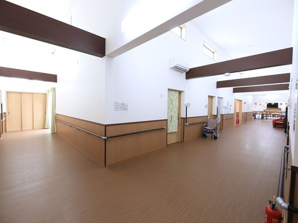 明るい廊下と掲示物