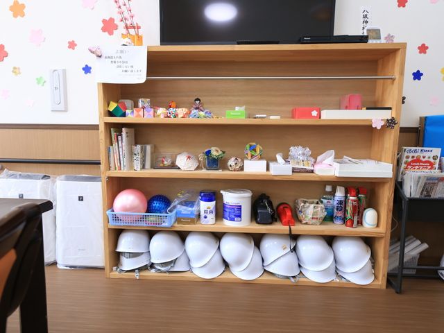 多目的棚のアイテム配置 食堂 様々な物品が並べられた棚は、日々の活動や創作に使われる道具や素材で満たされており、ご利用者の豊かな生活を支えています。