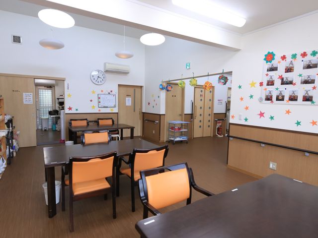 明るい食堂の風景 食堂 色鮮やかな椅子が並ぶ広々とした食堂で、利用者様とコミュニケーションを取りながら楽しい食事の時間を提供できます。