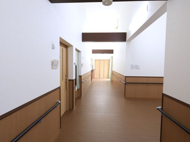 広々とした清潔な廊下 通路 ゆとりのある廊下は清潔感があり、手すりも備え付けられており、どなたでも安心して歩行できる設計です。
