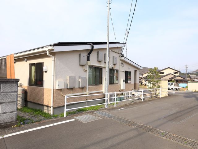 地域型施設の外観 外観 地域に溶け込む、明るく落ち着いた色調の建物です。バリアフリー設計で、安心してご入居いただける環境が整っています。