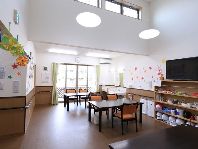 広々とした明るい食堂 食堂 ゆとりのある食堂では、壁に飾られたカラフルな装飾が訪れる人の目を楽しませます。共有スペースとして、交流やリラックスに最適な環境です。