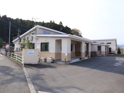 明るい外観の施設