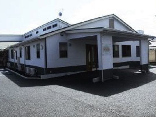 広々とした明るい建物正面