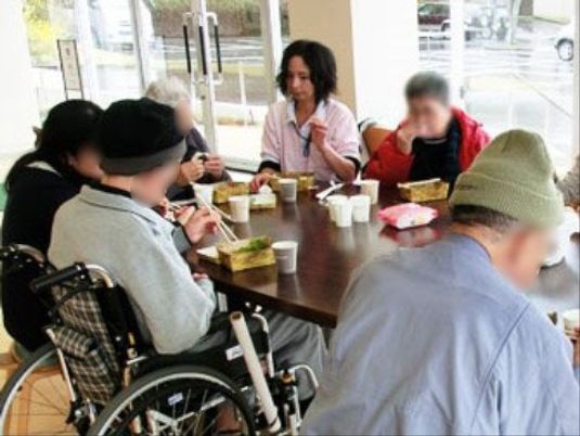 車椅子の方々が食事をする様子