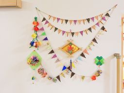 壁に飾られた手作り装飾