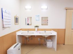 清潔な洗面台と壁