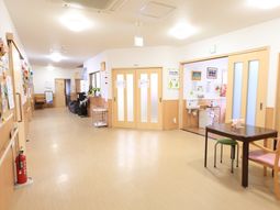 廊下の明るい施設生活