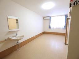 洗面台含むシンプルな居室