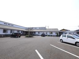 広々とした施設の駐車場