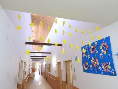 廊下に飾り付けられた空間