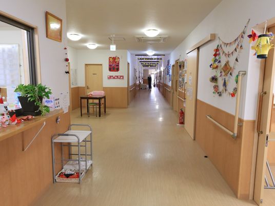 廊下の明るい装飾
