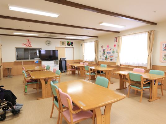 広々とした明るい食堂