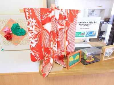 赤い柄の布とオリガミ飾り