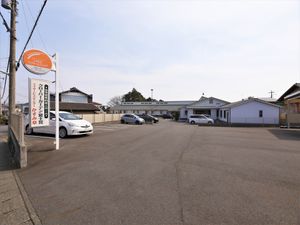 広々とした駐車場の外観