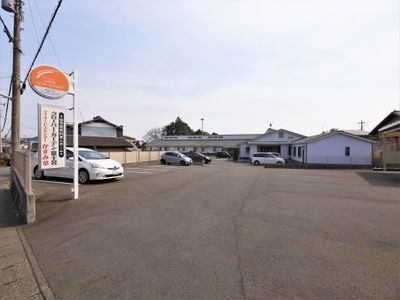 広々とした駐車場の外観