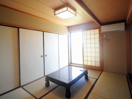 和室の明るい居室