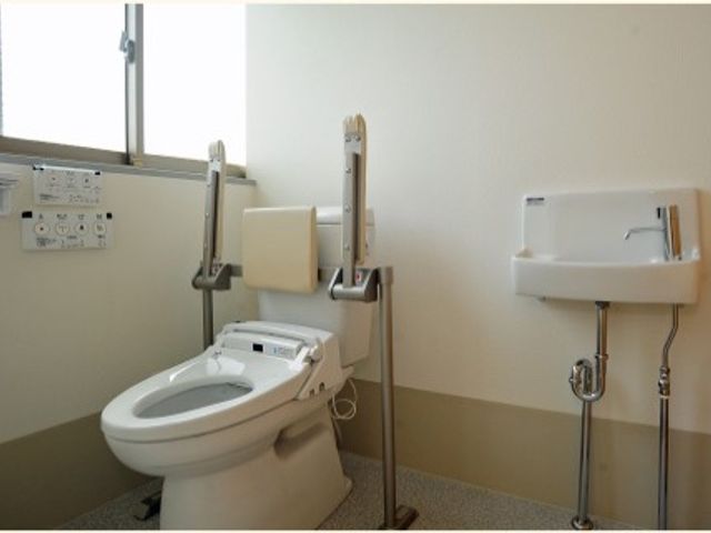 バリアフリー設計のトイレ トイレ 手すり付きで広々としたトイレです。自立支援のための配慮が行き届いており、利用しやすくなっています。