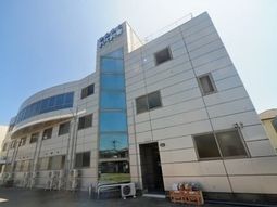白い建物の外観