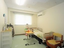 明るい個室の居室