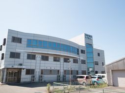 現代的な建物の全景
