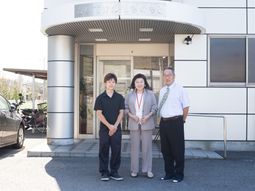 笑顔で立つスタッフ達