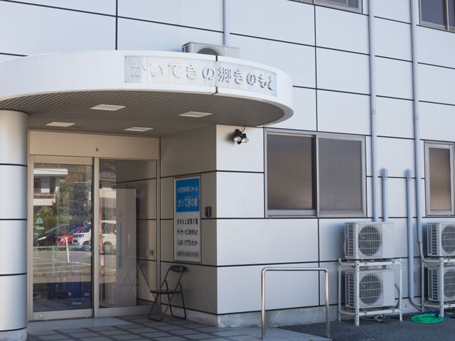 明るいエントランスの様子 エントランス ゆったりとした開放感のあるエントランスです。初めて訪れる方も迷わずに入ることができる、安心の設計となっています。