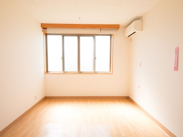 清潔感のある明るい居室 居室 天井からの柔らかな光が差し込む、温かみのある居室です。個々のニーズに合わせて快適に過ごせる空間づくりを心がけています。