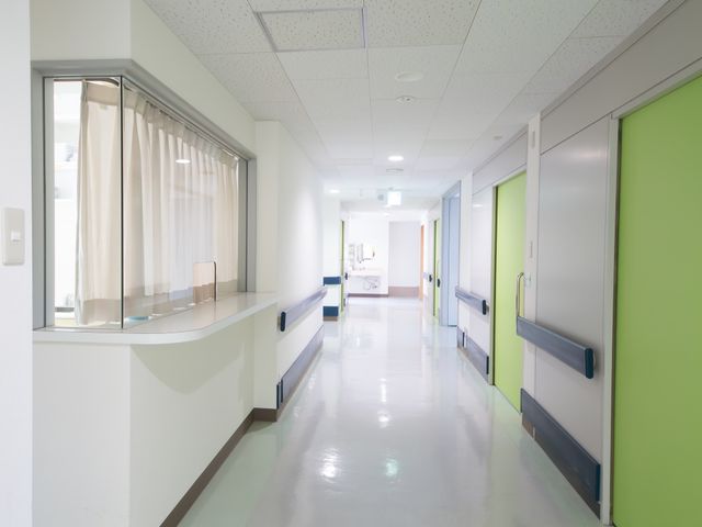 清潔な施設の廊下 通路 手すりの付いた明るく広々とした廊下は、安全に歩行訓練を行うのに適した環境です。