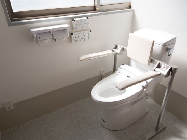 バリアフリートイレ トイレ 手すり付きの広々としたトイレです。どなたでも安全に快適にご使用いただけ、安心の設計となっています。