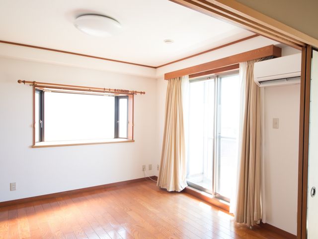 日差しが入る快適な居室 居室 広々とした居室は、明るく温かい日差しが心地よく、新しい生活のスタートにぴったりの空間です。エアコン完備で、一年を通して快適にお過ごしいただけます。