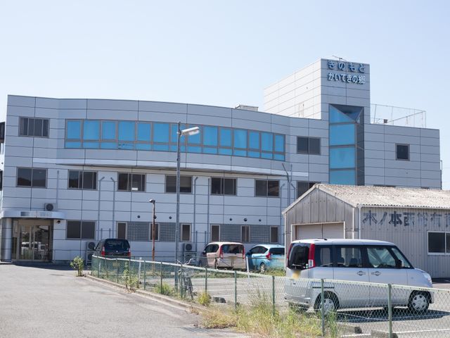 現代的な建物の外観 外観 清潔感あふれる建物の外観が魅力的です。働く環境の一端を感じていただけると思います。