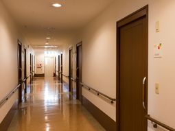 清潔感のある廊下の風景