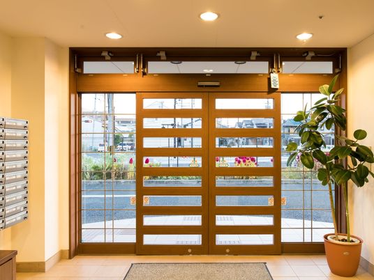 明るいエントランスの風景