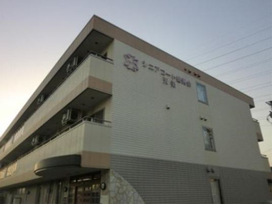 夕暮れ時の施設外観