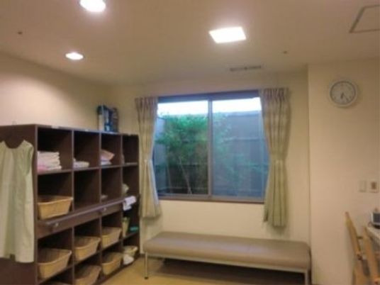 居室の棚とベッド