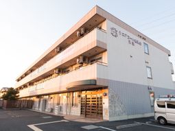 夕日に照らされる施設外観