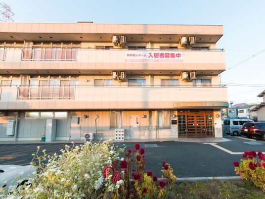 明るい外観の建物正面