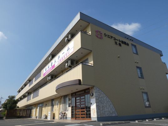 施設の明るい外観