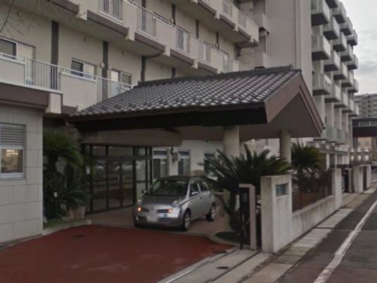 エントランスと車