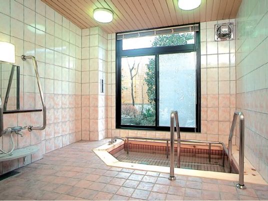 明るい和風の浴室