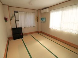 明るい和室の一角