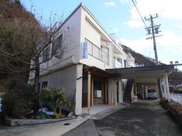 山あいの建物外観