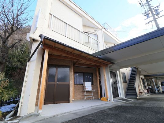 屋根付きエントランス