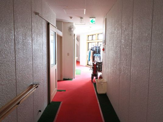 明るい廊下の様子