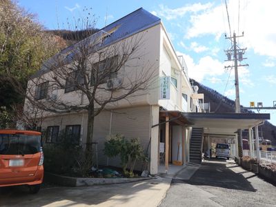 静かな郊外の建物外観
